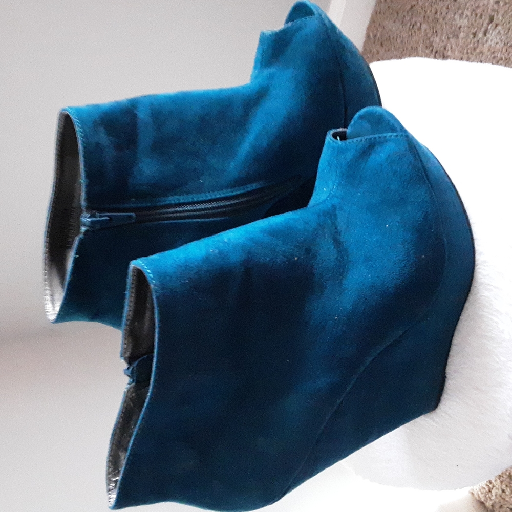 Aqua Wedge Pumps